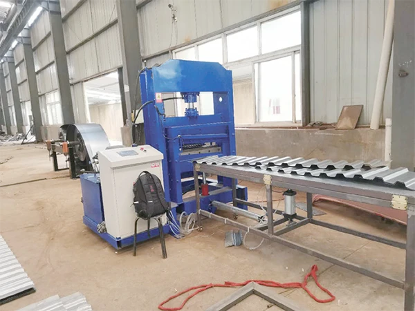 Macchina formatrice per cartone ondulato per semirimorchi